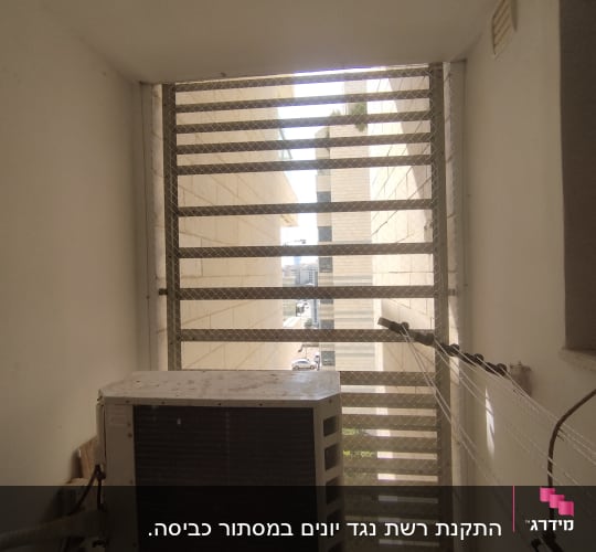 רשת מתכת על חלון למניעת כניסת יונים